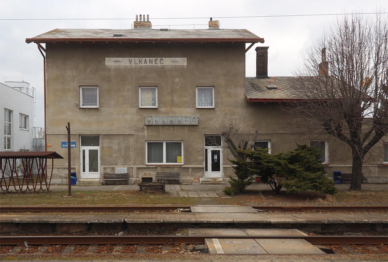 Původní výpravní budova pravděpodobně pochází z roku 1870, později byla nicméně výrazně přestavěna až k nepoznání.