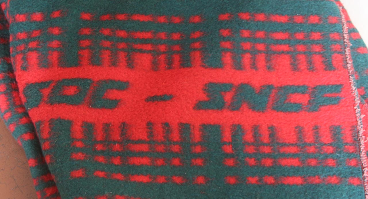 V čekárně, která v historické budově slouží cestujícím i po přesunu dopravní kanceláře do modernější budovy, je k dispozici přikrývka SNCF. Kdo ví, kde se tu objevila, snad vypadla jednou v noci z okna odkloněného mezinárodního rychlíku…