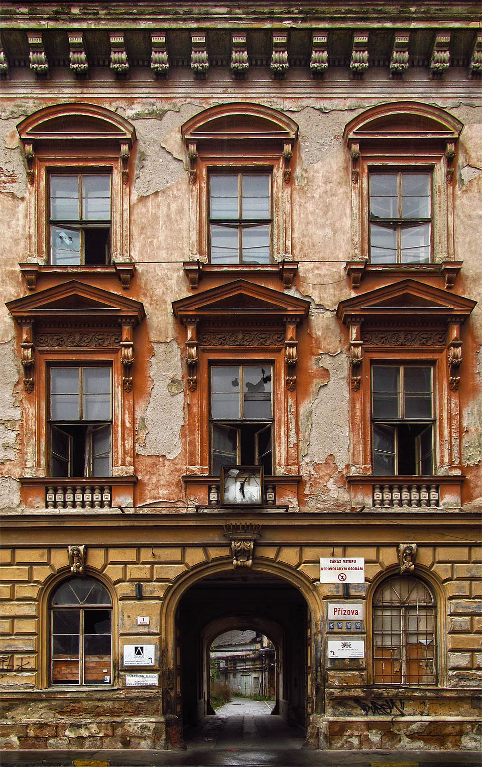 Do roku 2013 byl původní vstup do areálu volně průchozí. Do roku 2013 byl původní vstup do areálu volně průchozí.