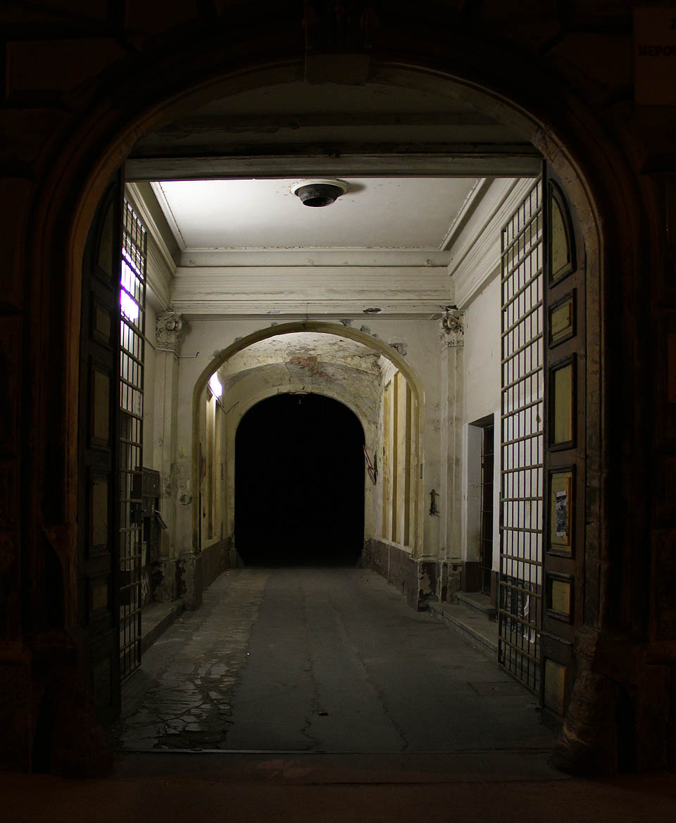 Tentýž průjezd v noci. Tentýž průjezd v noci.