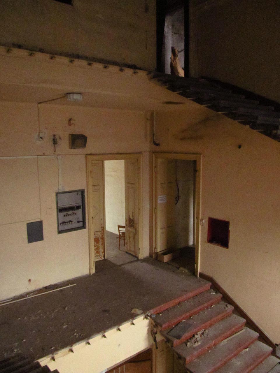 Kdysi luxusní interiér Bochnerova paláce se schodištěm z ušlechtilého kamene. Kdysi luxusní interiér Bochnerova paláce se schodištěm z ušlechtilého kamene.