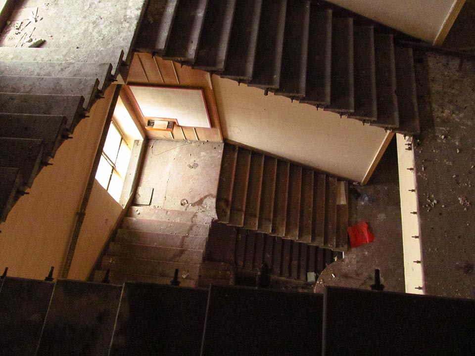 Zábradlí velkorysého schodiště někdo zprivatizoval již před léty. Zábradlí velkorysého schodiště někdo zprivatizoval již před léty.