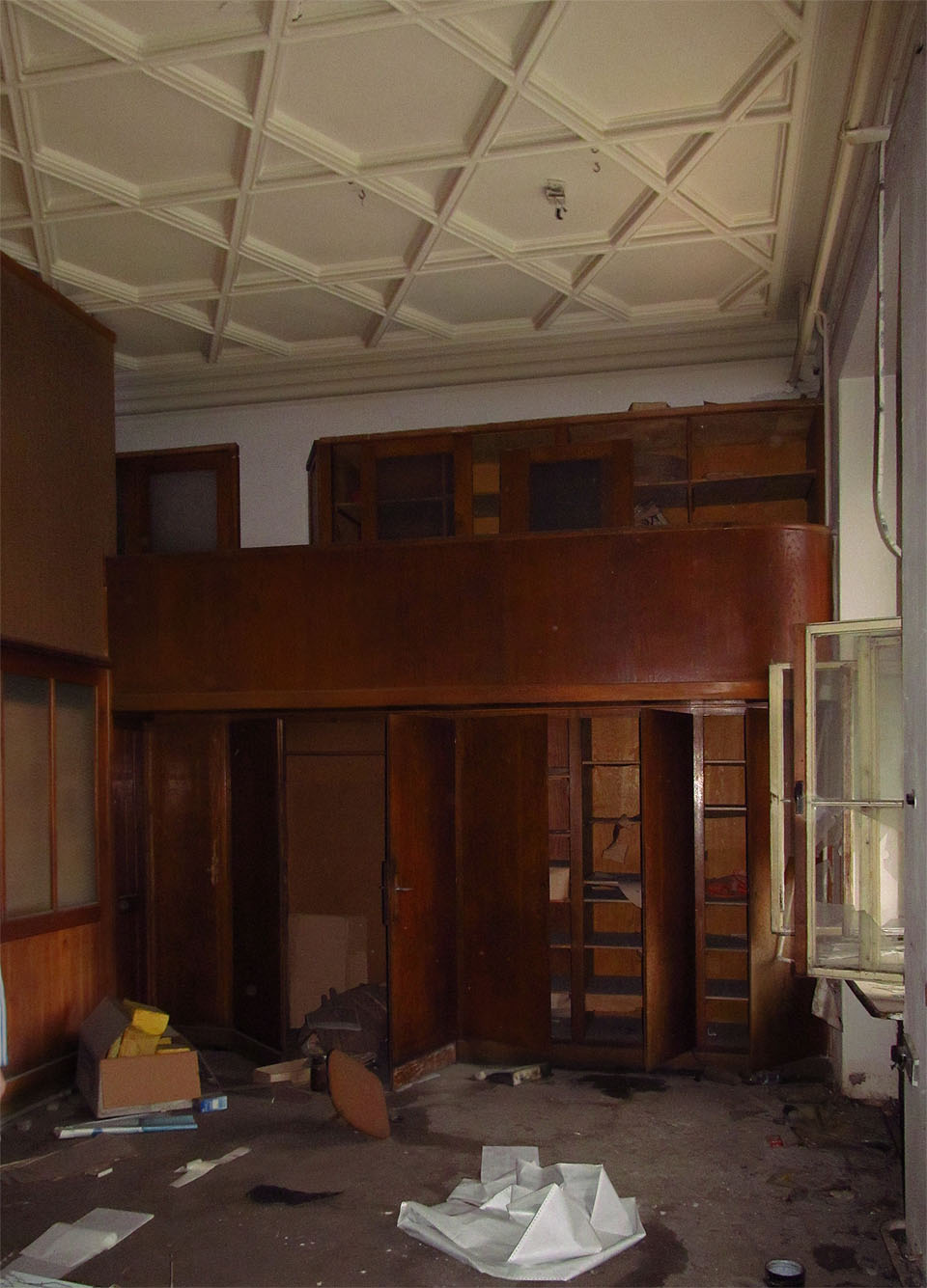 Malý archiv na řediteltví Vlněny dává tušit prvorepublikový luxus. Stro připomínající židovské hvězdy možná odkazuje k původu bratrů Stiassných. Malý archiv na řediteltví Vlněny dává tušit prvorepublikový luxus. Stro připomínající židovské hvězdy možná odkazuje k původu bratrů Stiassných.