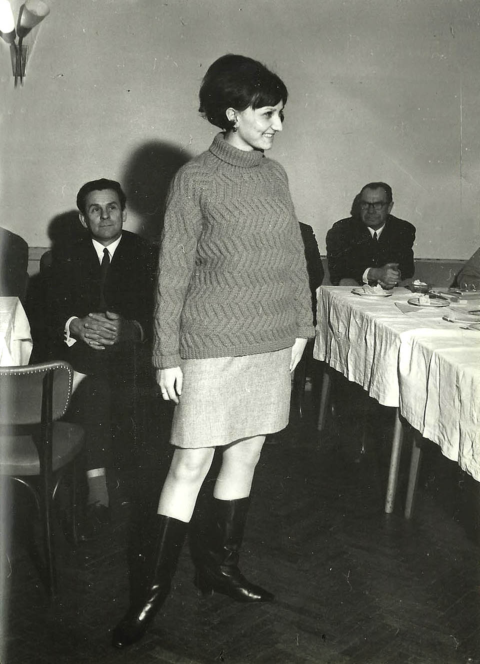 Mezi jinými nacházíme v archivu fotografie z dávných módních přehlídek. Mezi jinými nacházíme v archivu fotografie z dávných módních přehlídek.