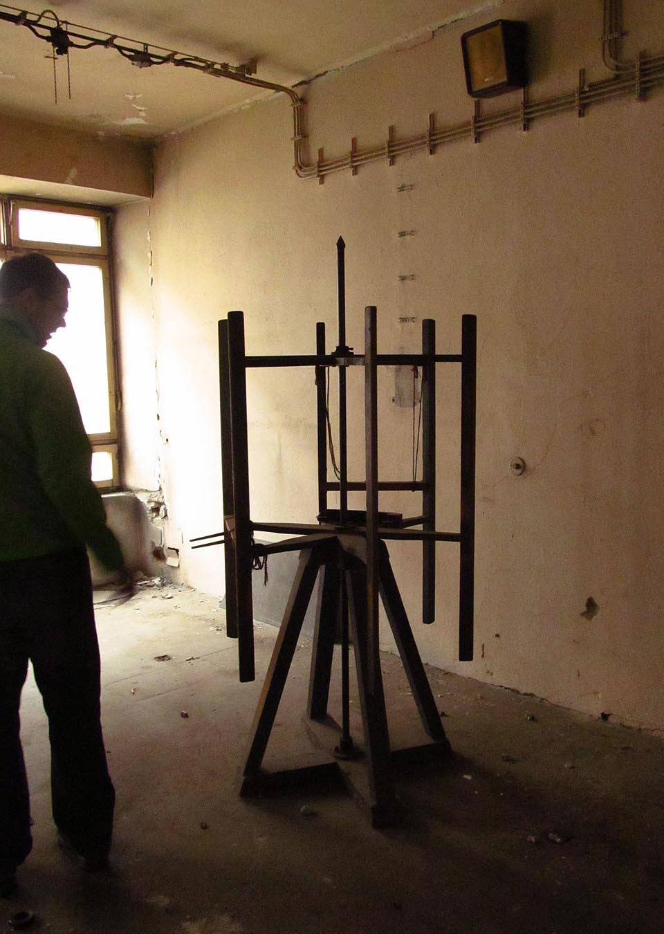 Účel některých textilních stojů a zařízení jen odhadujeme. Účel některých textilních stojů a zařízení jen odhadujeme.