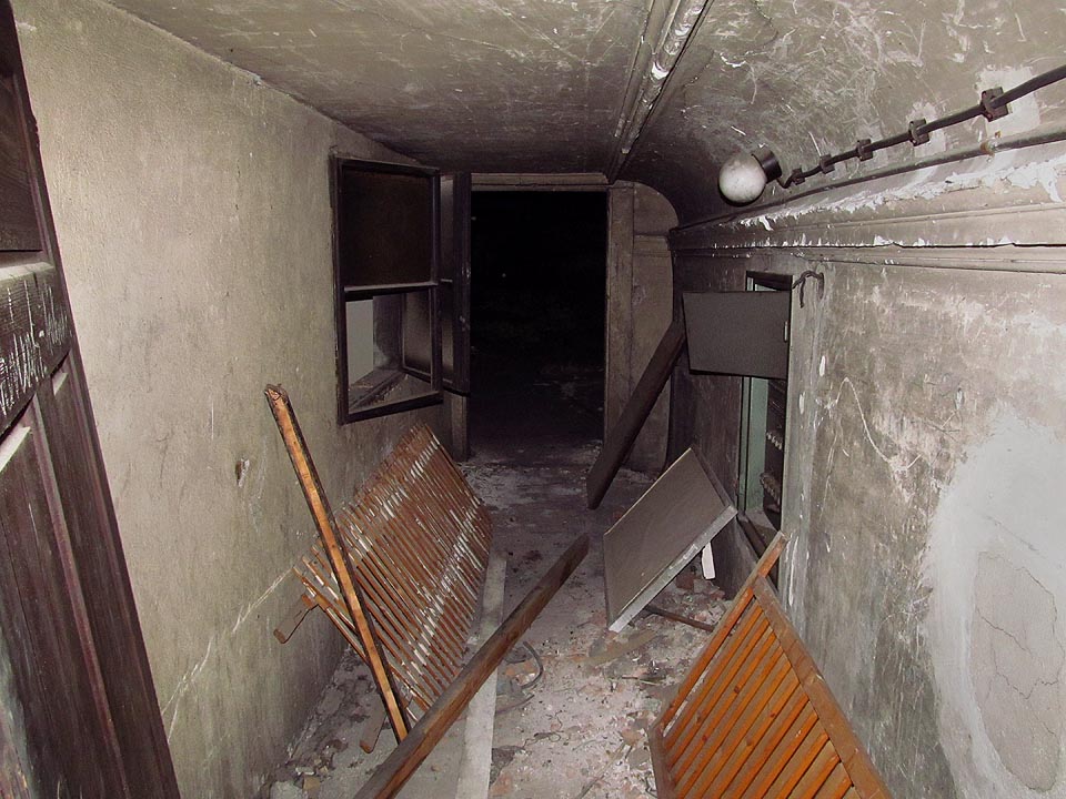 Úzkým půdním průchodem se lze dostat k velkému archivu v podkroví paláce. Úzkým půdním průchodem se lze dostat k velkému archivu v podkroví paláce.