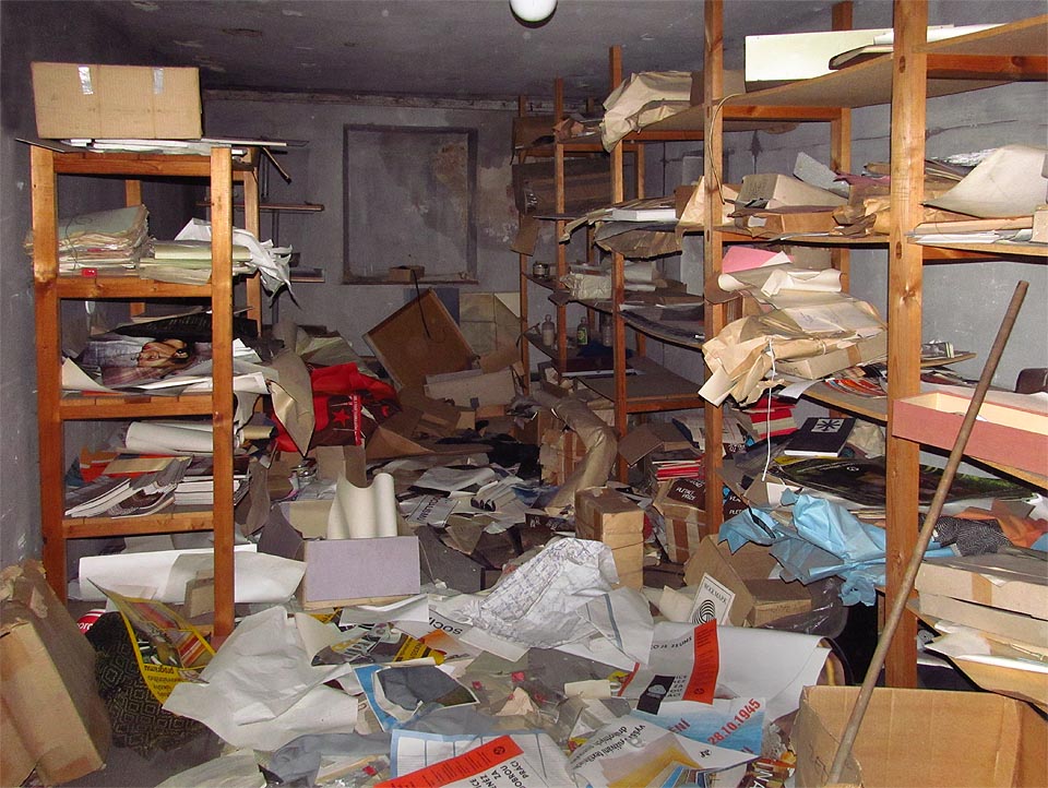 Také zde řádili běsové ničící vše bez důvodu i vkusu. Přesto archiv ukrývá poklady. Také zde řádili běsové ničící vše bez důvodu i vkusu. Přesto archiv ukrývá poklady.