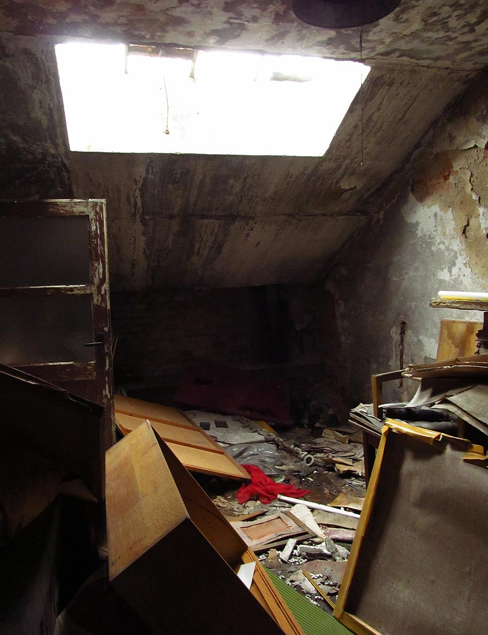 Řada materiálů je však již nenávratně poškozena deštěm, větrem a mrazem. Řada materiálů je však již nenávratně poškozena deštěm, větrem a mrazem.