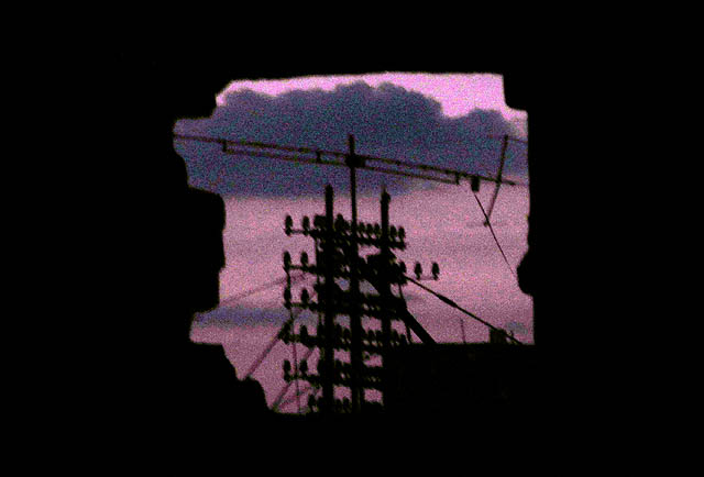 Otvorem ve štítové zdi lze zahlédnout nebe nad Brnem. Otvorem ve štítové zdi lze zahlédnout nebe nad Brnem.