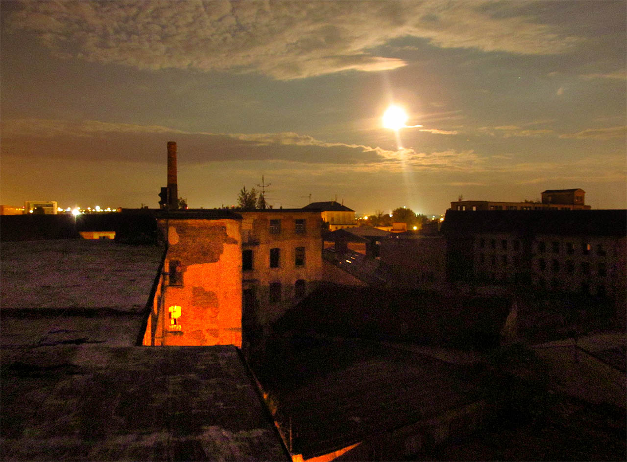 Za úplňku vypadal osiřelý areál závodu 1 ještě tajemněji. Za úplňku vypadal osiřelý areál závodu 1 ještě tajemněji.