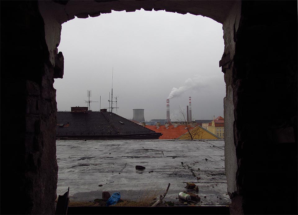 Otvory ve střešních zdech bylo lze přecházet mezi jednotlivými budovami. Otvory ve střešních zdech bylo lze přecházet mezi jednotlivými budovami.