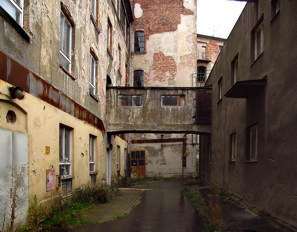 Prakticky všechny budovy v areálu byly propojené bizarními spojovacími můstky. Některé byly ucpané harampádím, víceméně ale platilo, že kdo proniknul do jedné budovy, měl volnou cestu do všech ostatních. Prakticky všechny budovy v areálu byly propojené bizarními spojovacími můstky. Některé byly ucpané harampádím, víceméně ale platilo, že kdo proniknul do jedné budovy, měl volnou cestu do všech ostatních.