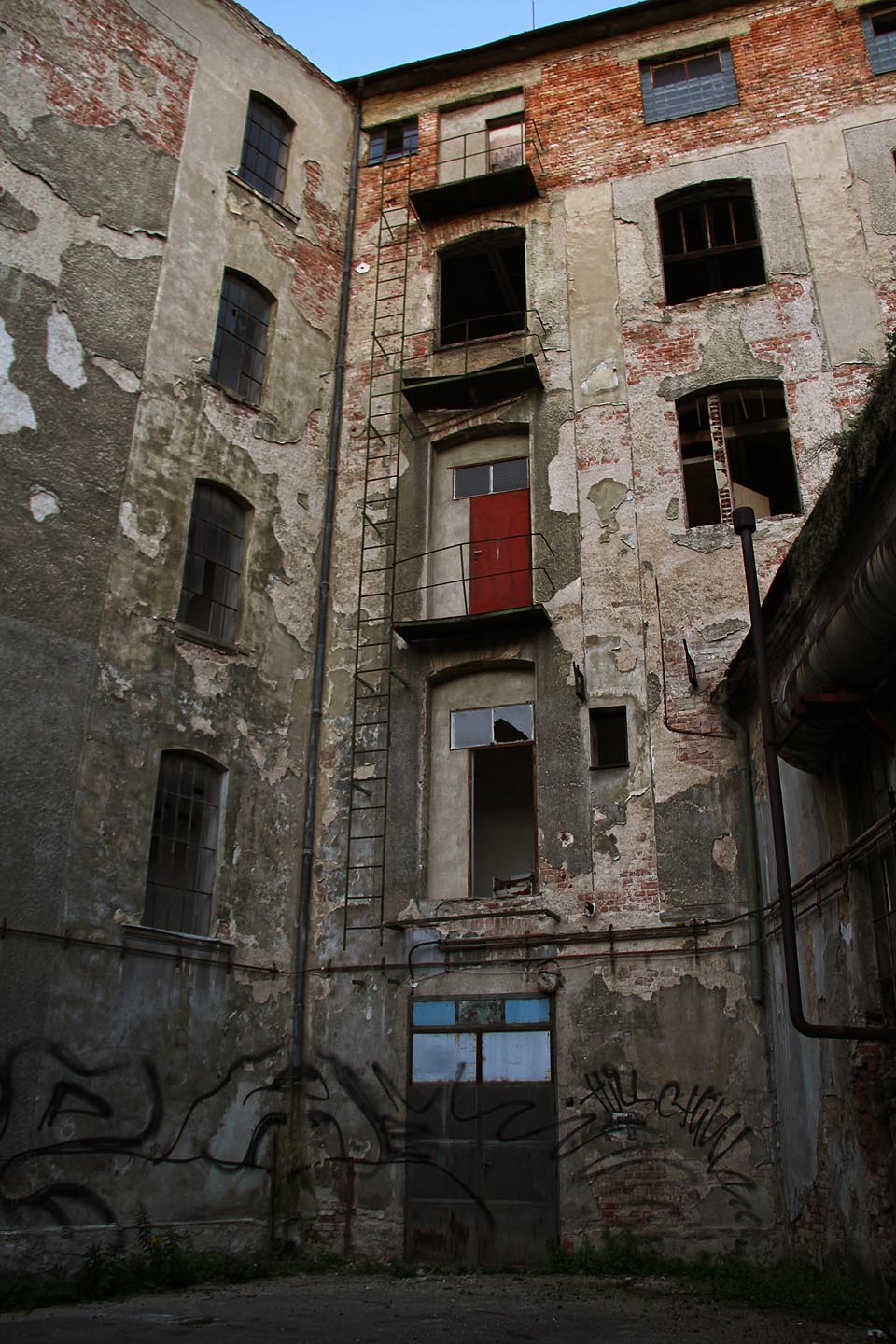 Přístupové cesty vedly po bývalých kabelovodech, okny a po balkóncích i po střechách. Přístupové cesty vedly po bývalých kabelovodech, okny a po balkóncích i po střechách.