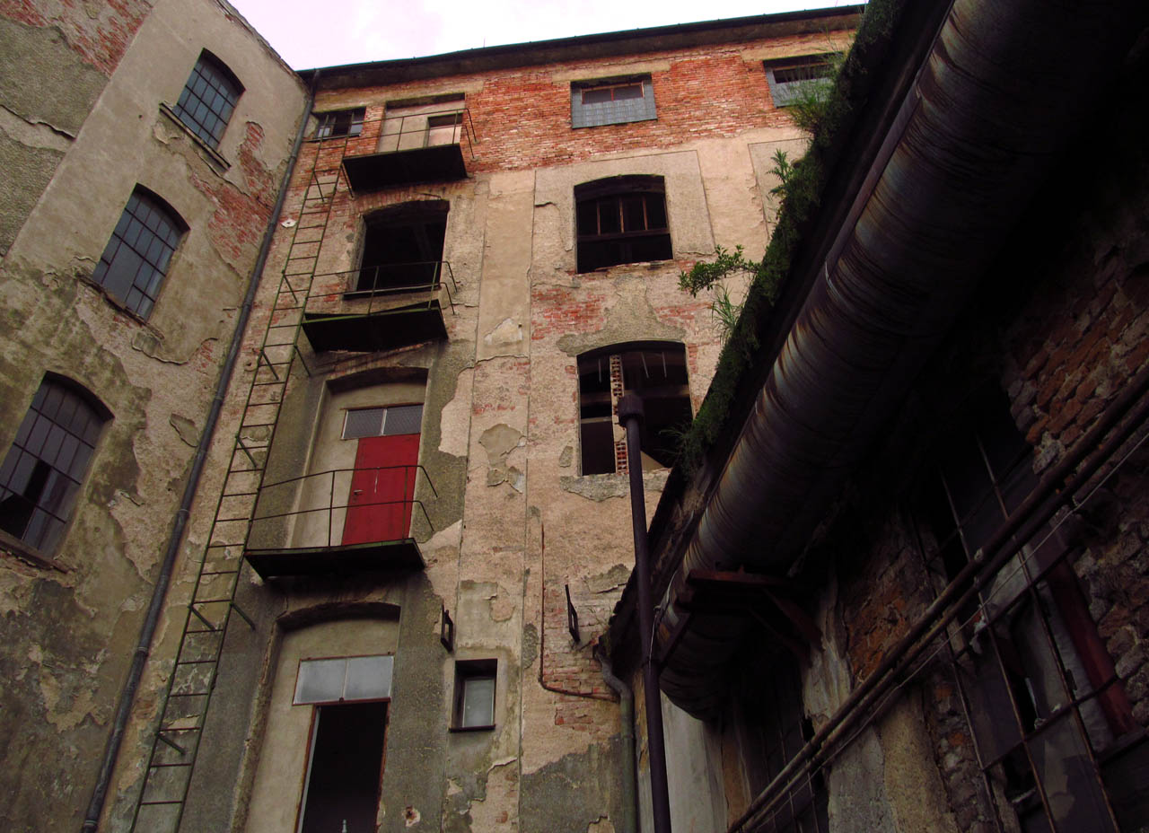 Při pohledu na některá zákoutí se člověku sevře srdce, krásou, steskem i hrůzou dohromady. Při pohledu na některá zákoutí se člověku sevře srdce, krásou, steskem i hrůzou dohromady.