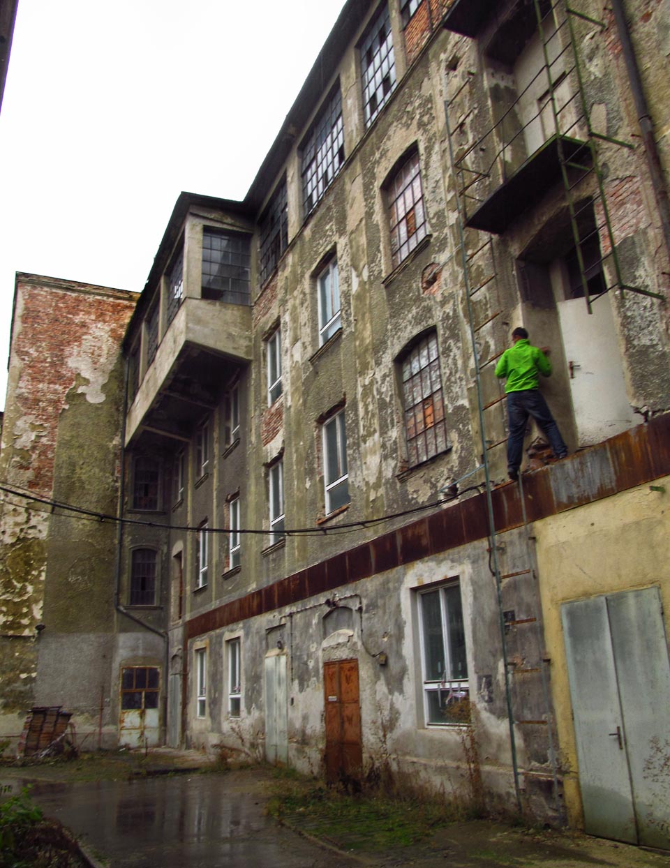 Tudy bylo dlouho možné proniknout do severní fronty budov, včetně honosného ateliéru v podstřeší. Tudy bylo dlouho možné proniknout do severní fronty budov, včetně honosného ateliéru v podstřeší.