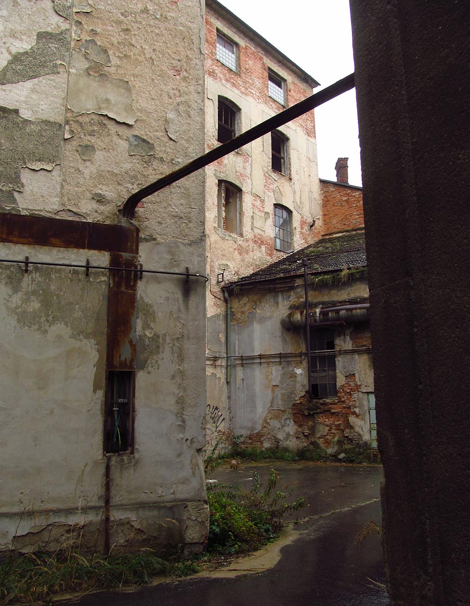 Některé průchody se otvírají náhle a nečekaně a při pohledu z jiného úhlu ihned mizí. Některé průchody se otvírají náhle a nečekaně a při pohledu z jiného úhlu ihned mizí.