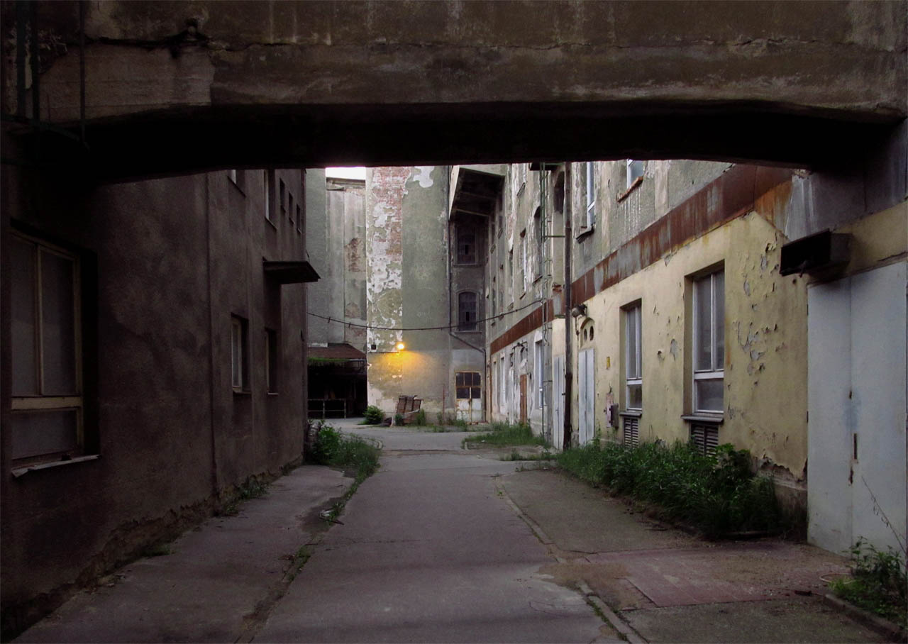 Večer se rozsvěcují na stěnách domů sinalé lucerny jako ve Stínadlech. Večer se rozsvěcují na stěnách domů sinalé lucerny jako ve Stínadlech.