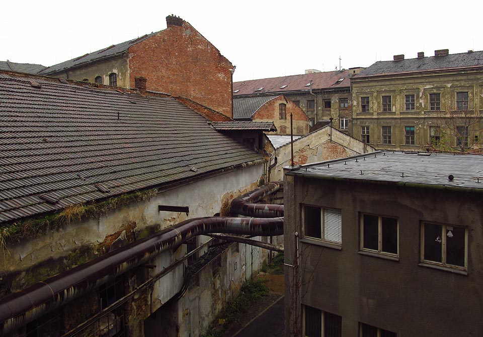 Vlněnou se bylo lze pohybovat i po střechách. Budovy na sebe navazovaly, občas byl někde otvor, kterým šlo vklouznout na půdu. Širokko rulez. Vlněnou se bylo lze pohybovat i po střechách. Budovy na sebe navazovaly, občas byl někde otvor, kterým šlo vklouznout na půdu. Širokko rulez.