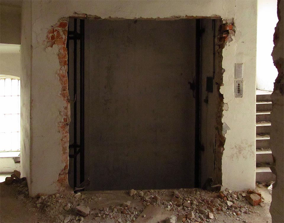 Do výtahu raději nenastupovat, byť jsou dveře otevřené. Do výtahu raději nenastupovat, byť jsou dveře otevřené.