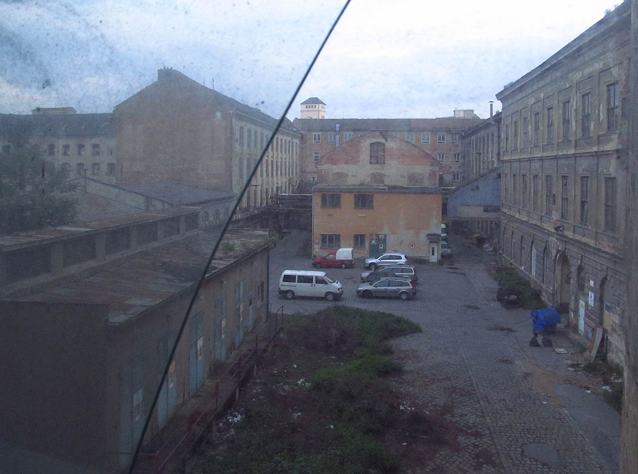 Pohled na dohasínající život posledních firem v zamřelém areálu Vlněny. Pohled na dohasínající život posledních firem v zamřelém areálu Vlněny.