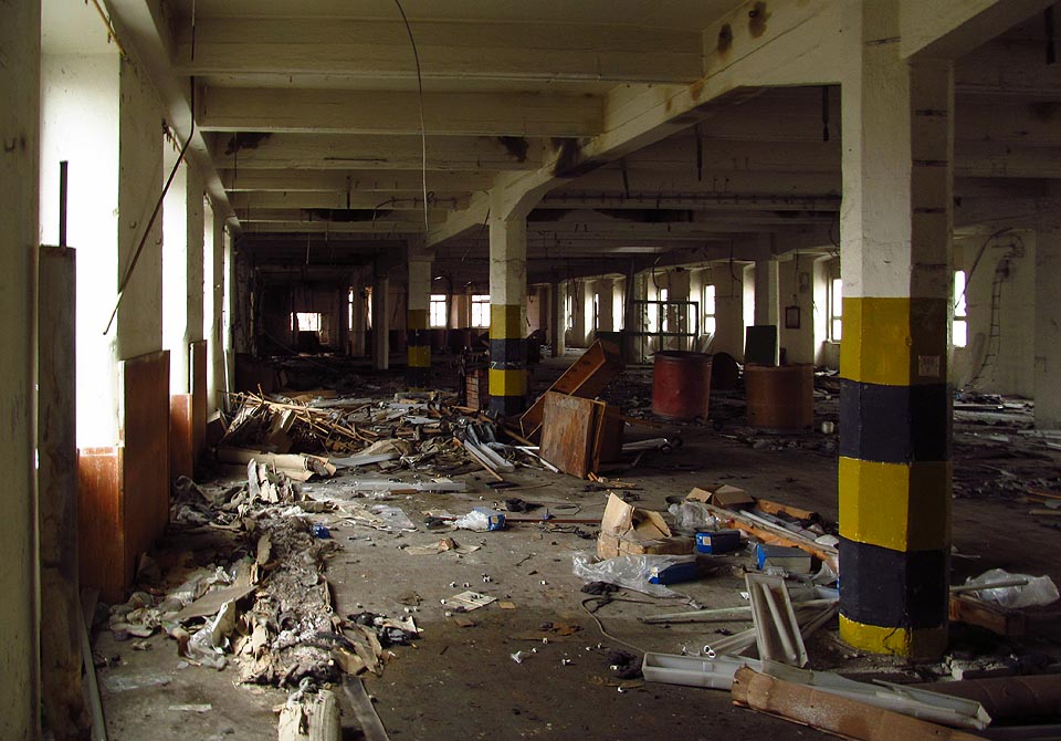 Budovy na severní straně areálu pochází z poloviny 19. století, později byly ale za použití železobetonu upraveny a přistavěno bylo 4. patro. Budovy na severní straně areálu pochází z poloviny 19. století, později byly ale za použití železobetonu upraveny a přistavěno bylo 4. patro.