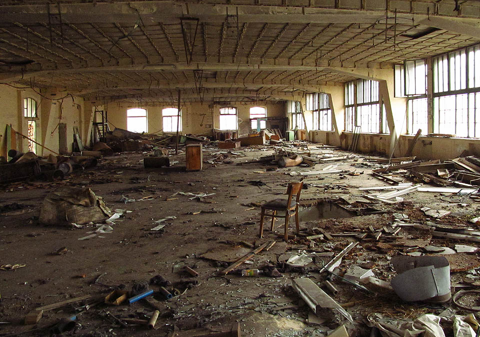 4. patro severní fronty budov je tvořené elegantní lehkou betonovou konstrukcí z 30. let 20. století, vyplněnou ateliérovými okny, které zaplavují podlaží světlem. 4. patro severní fronty budov je tvořené elegantní lehkou betonovou konstrukcí z 30. let 20. století, vyplněnou ateliérovými okny, které zaplavují podlaží světlem.