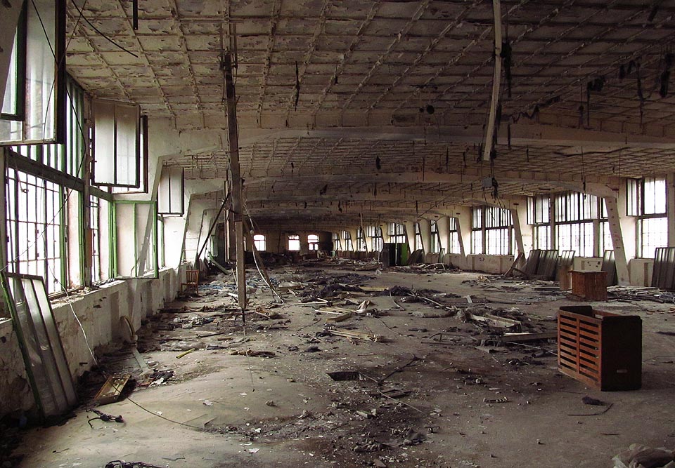 Prosvětlená gondola láká k uspořádání hostiny se spoustou širokých stolů pokrytých bílými ubrusy. Prosvětlená gondola láká k uspořádání hostiny se spoustou širokých stolů pokrytých bílými ubrusy.