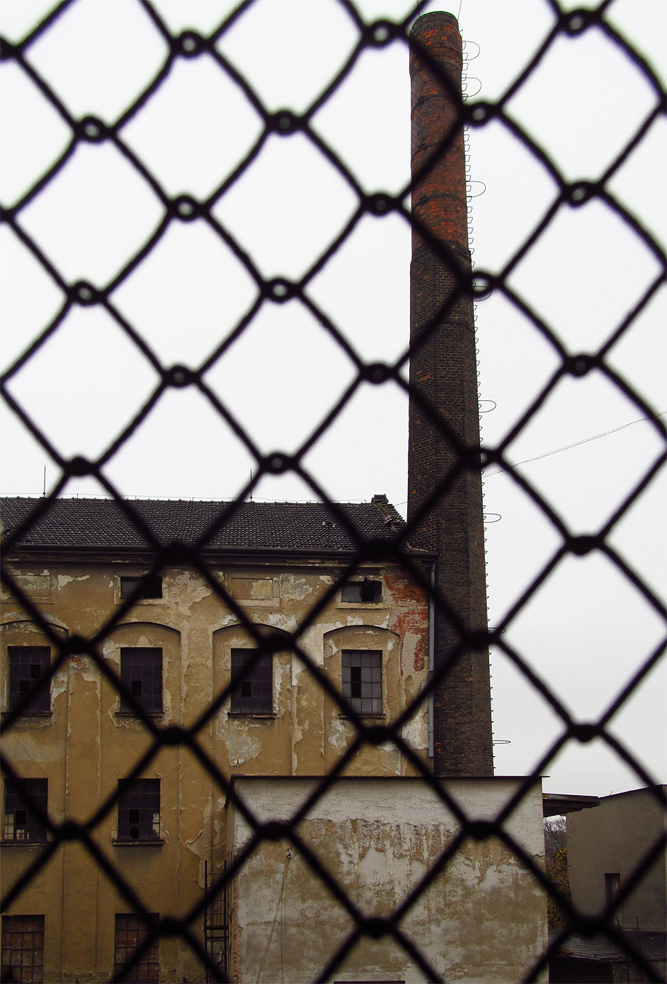 Továrna neměla moc komínů. jeden ze zachovalých stojí u severní brány přilehlý k původní kotelně. Továrna neměla moc komínů. jeden ze zachovalých stojí u severní brány přilehlý k původní kotelně.