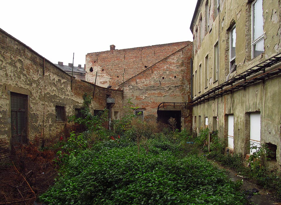 Některá vnitřní náměstíčka zarostla skoro k neprůchodnosti. Některá vnitřní náměstíčka zarostla skoro k neprůchodnosti.