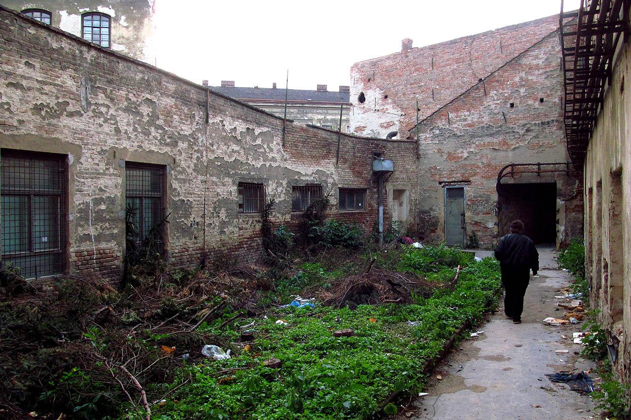 V pravidelných intervalech prochází Vlněnou hlídači. Kdo nechce opustit areál, musí být opatrný nebo si odpočítat čas obchůzky. V pravidelných intervalech prochází Vlněnou hlídači. Kdo nechce opustit areál, musí být opatrný nebo si odpočítat čas obchůzky.