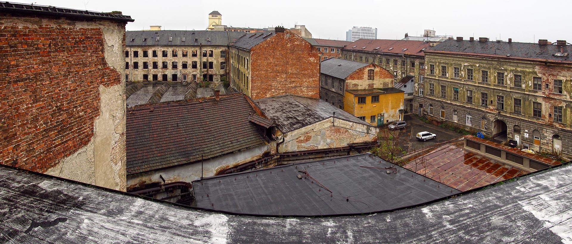 Další panorama, tentokrát ze severovýchodního cípu, pravděpodobně druhé největší budovy v areálu. Tohle celé je Vlněna, až po tu žlutou věžičku vzadu. Další panorama, tentokrát ze severovýchodního cípu, pravděpodobně druhé největší budovy v areálu. Tohle celé je Vlněna, až po tu žlutou věžičku vzadu.