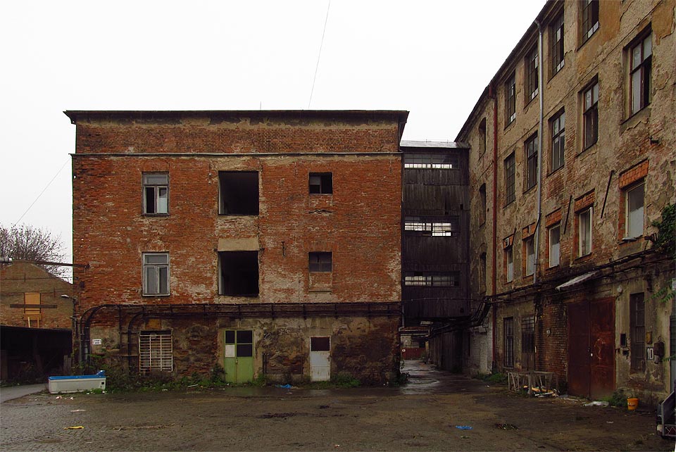 Ty nejlepší průchody mezi domy jsou dřevěné a trojpatrové. Ty nejlepší průchody mezi domy jsou dřevěné a trojpatrové.