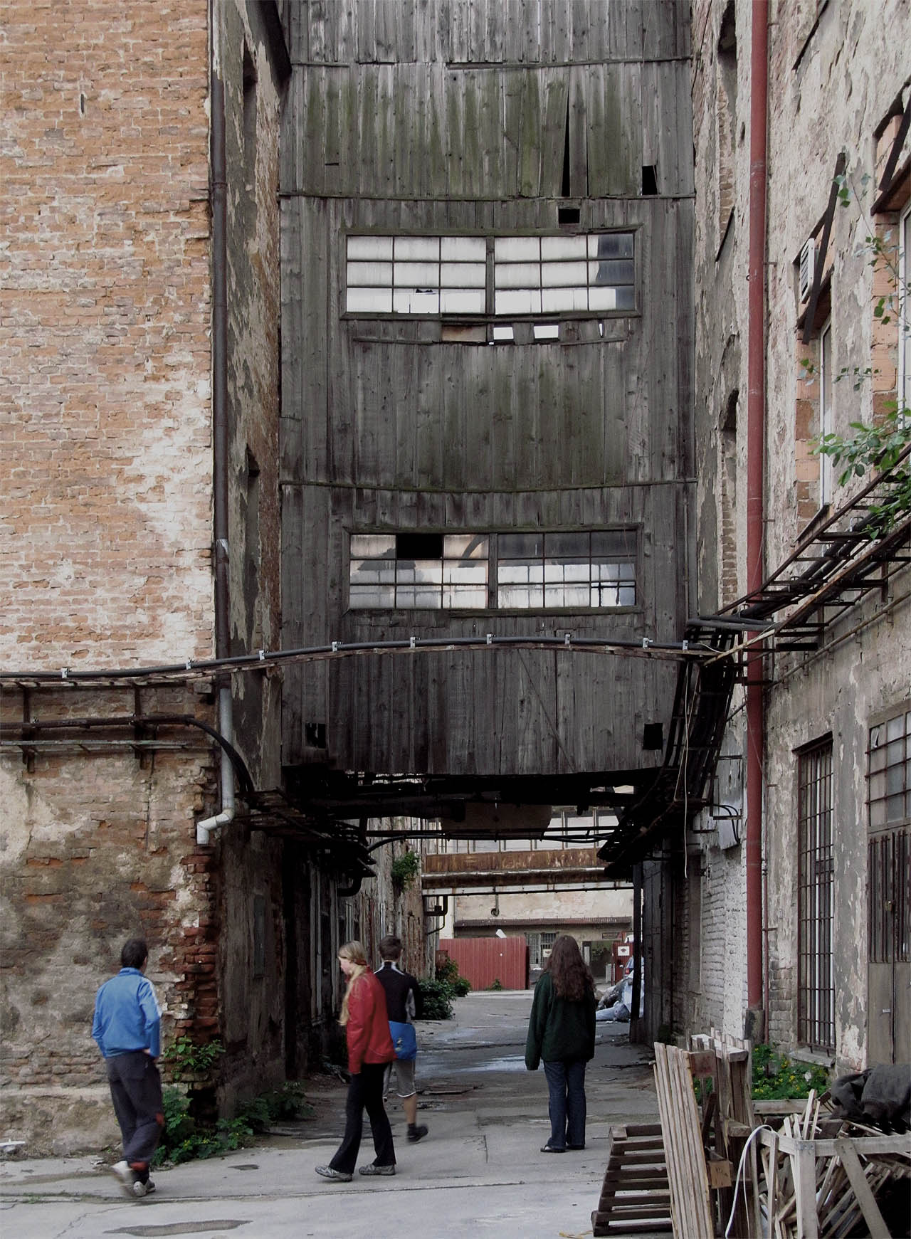 V útrobách prázdných výrobních hal tlejí krabice plné podivných kovových součástek, cívek a nití. V útrobách prázdných výrobních hal tlejí krabice plné podivných kovových součástek, cívek a nití.