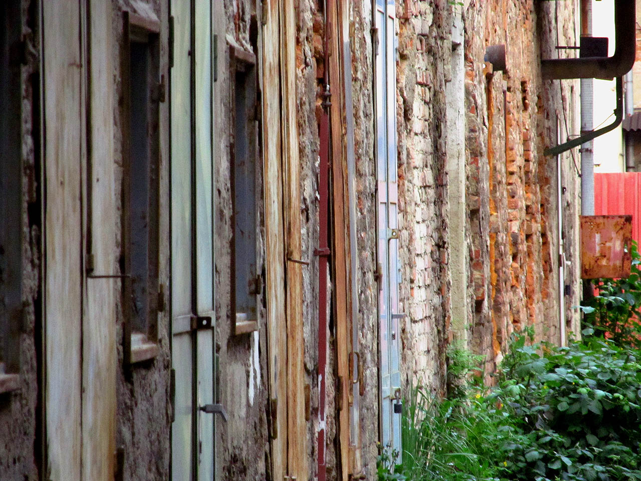 Každé ze stovek dveří někam vedly. Sto padesát let plnily svůj účel. Každé ze stovek dveří někam vedly. Sto padesát let plnily svůj účel.
