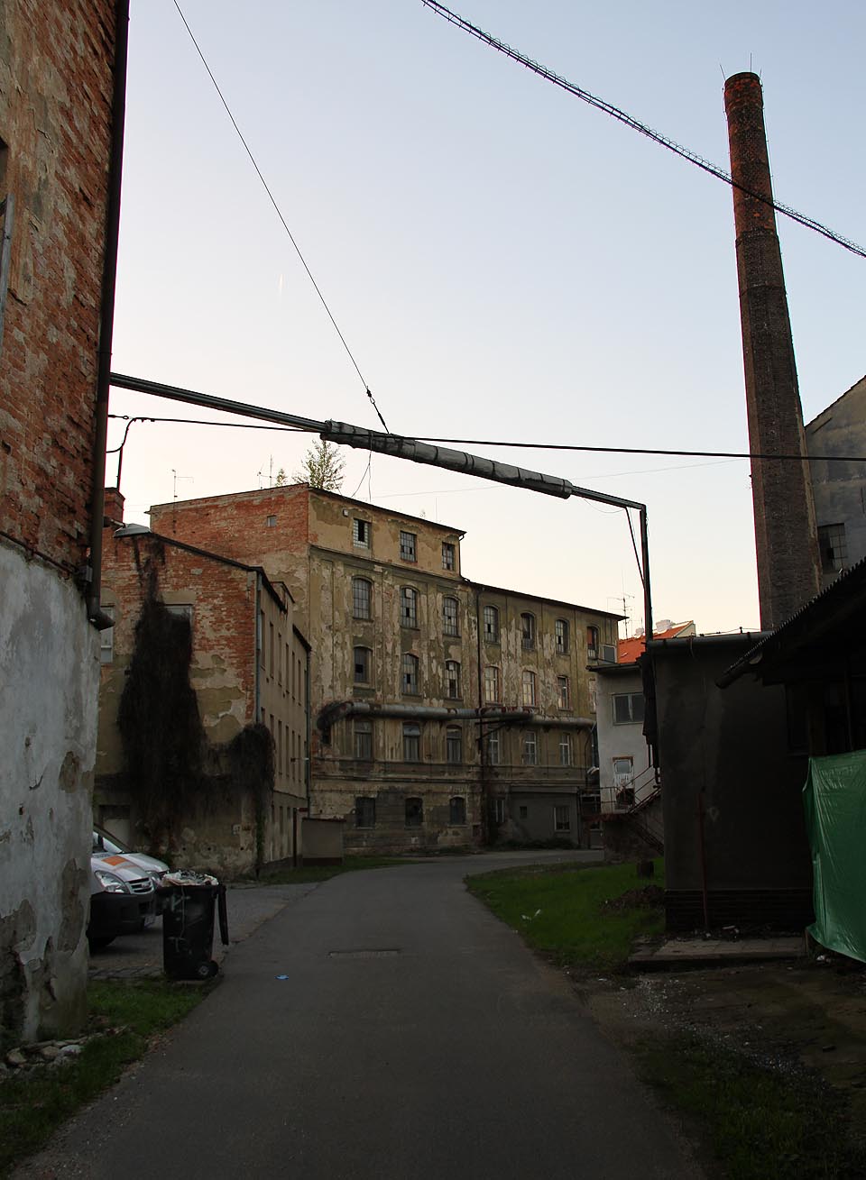 Možná, kdyby byli lidé osvícenější, mohla se Vlněna stát unikátním kouskem Brna, spojujícím historii, která stvořila současné město s kulturou, bydlením i službami na vyšší než té nejobyčejnější úrovni. Možná, kdyby byli lidé osvícenější, mohla se Vlněna stát unikátním kouskem Brna, spojujícím historii, která stvořila současné město s kulturou, bydlením i službami na vyšší než té nejobyčejnější úrovni.