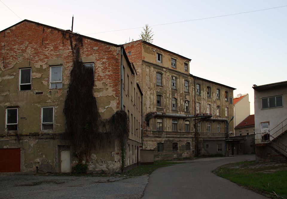 Vlněně ale není přáno. Rozmanité budovy různých tvarů, barev a výšky, nepravielné bloky a místa přímo křičící historií zaniknou a uvolní místo sériovým budovám jen o málo lepším než paneláková sídliště na periferii. Vlněně ale není přáno. Rozmanité budovy různých tvarů, barev a výšky, nepravielné bloky a místa přímo křičící historií zaniknou a uvolní místo sériovým budovám jen o málo lepším než paneláková sídliště na periferii.