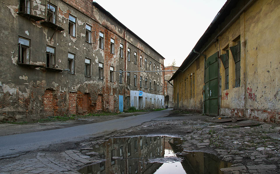 Kdepak uličky s nerovnoběžnými stěnami, úskoky a protáhlé průjezdy. Brzy nastoupí betonová pravidelnost, která pohřbí jedinečnost dolního Brna navždy. Kdepak uličky s nerovnoběžnými stěnami, úskoky a protáhlé průjezdy. Brzy nastoupí betonová pravidelnost, která pohřbí jedinečnost dolního Brna navždy.