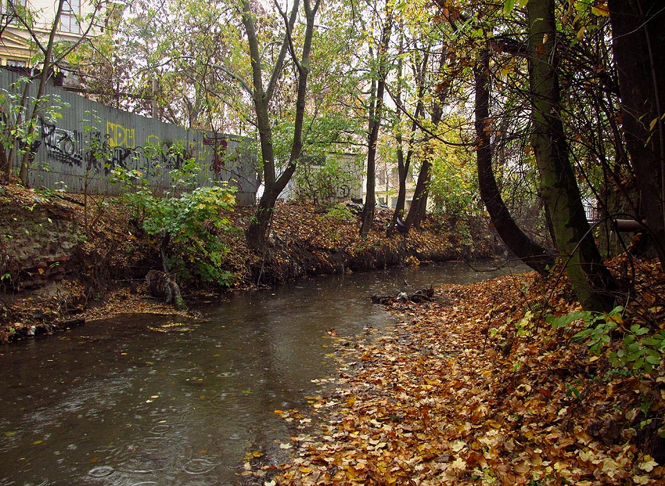 Tady se skutečně čas zastavil před stoletím. Neznámý, nikým nevyhledávaný a zapomenutý Svitavský náhon vytéká v zadním traktu Vlněny z tunelu a dál se líně valí směrem k Šujanovu náměstí. Tady se skutečně čas zastavil před stoletím. Neznámý, nikým nevyhledávaný a zapomenutý Svitavský náhon vytéká v zadním traktu Vlněny z tunelu a dál se líně valí směrem k Šujanovu náměstí.