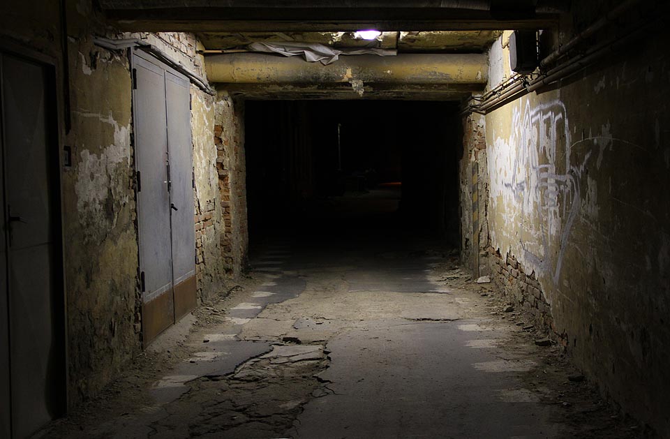 Až do roku 2016 v areálu Vlněny bydleli nemnozí lidé. Domů chodili mimo jiné tímto spoře osvětleným průchodem. Až do roku 2016 v areálu Vlněny bydleli nemnozí lidé. Domů chodili mimo jiné tímto spoře osvětleným průchodem.