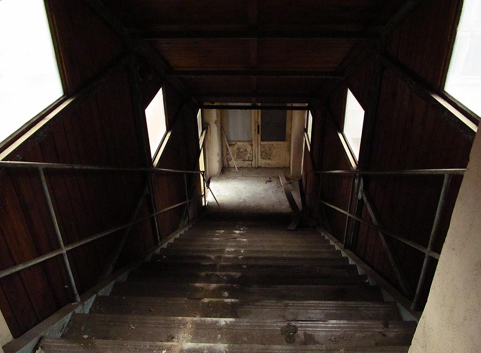 Některé spojovací můstky v areálu Vlněny byly víceposchoďové. Schodiště v jednom z nich, na severozápadní straně areálu. Některé spojovací můstky v areálu Vlněny byly víceposchoďové. Schodiště v jednom z nich, na severozápadní straně areálu.