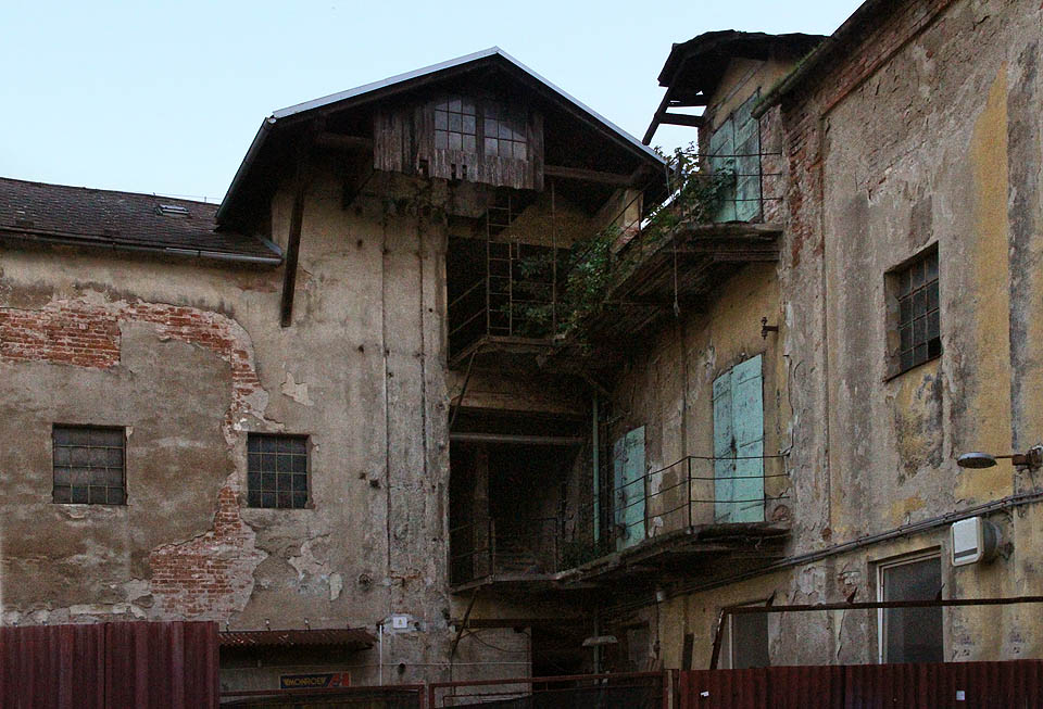 Průmyslové pavlače a schodiště v jižní části areálu. Průmyslové pavlače a schodiště v jižní části areálu.