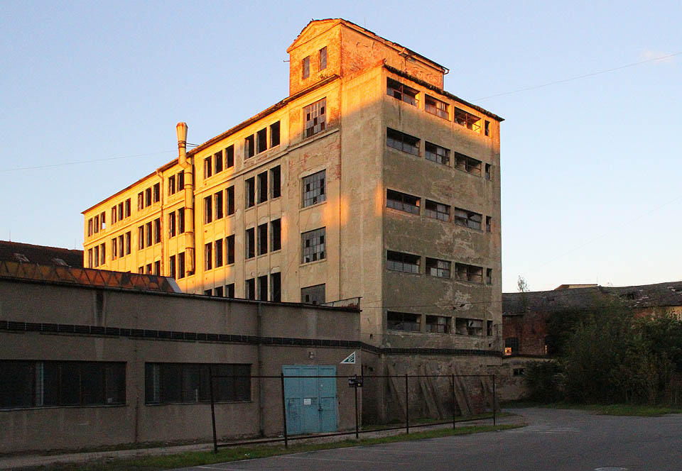 Od 80. let 19. století se začal při výstavbě továrních hal uplatňovat železobeton. Také v areálu Vlněny stojí několik skeletových budov. Od 80. let 19. století se začal při výstavbě továrních hal uplatňovat železobeton. Také v areálu Vlněny stojí několik skeletových budov.