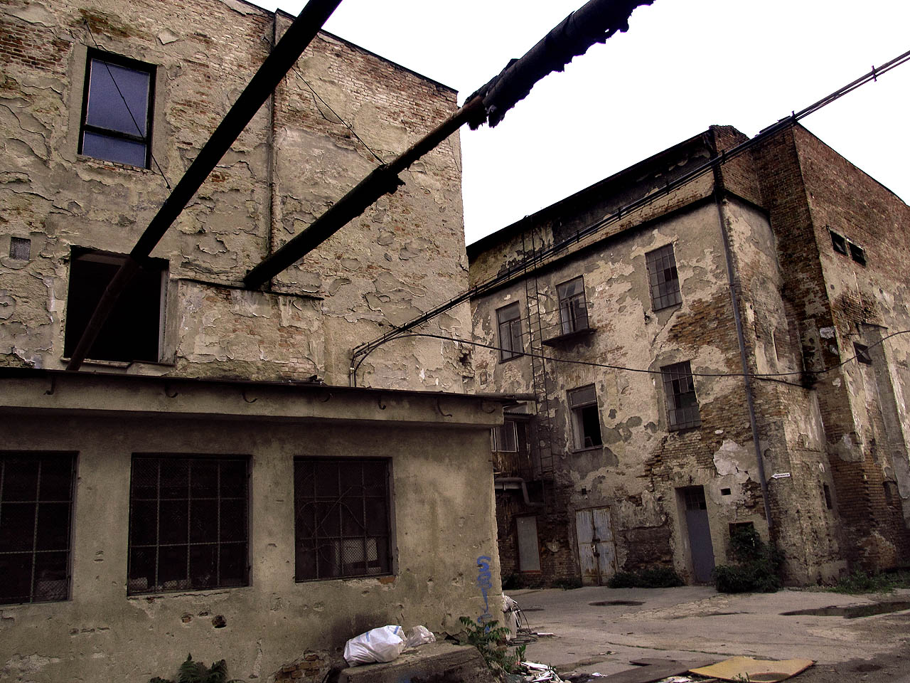 Původně oddělené továrny postupně procházely sjednocováním. Ruku v ruce s ním se rozšiřovaly systémy ústředního vytápění, zásobování elektřinou a plynem a areál potahovala pavučina kabelů a potrubí. Původně oddělené továrny postupně procházely sjednocováním. Ruku v ruce s ním se rozšiřovaly systémy ústředního vytápění, zásobování elektřinou a plynem a areál potahovala pavučina kabelů a potrubí.