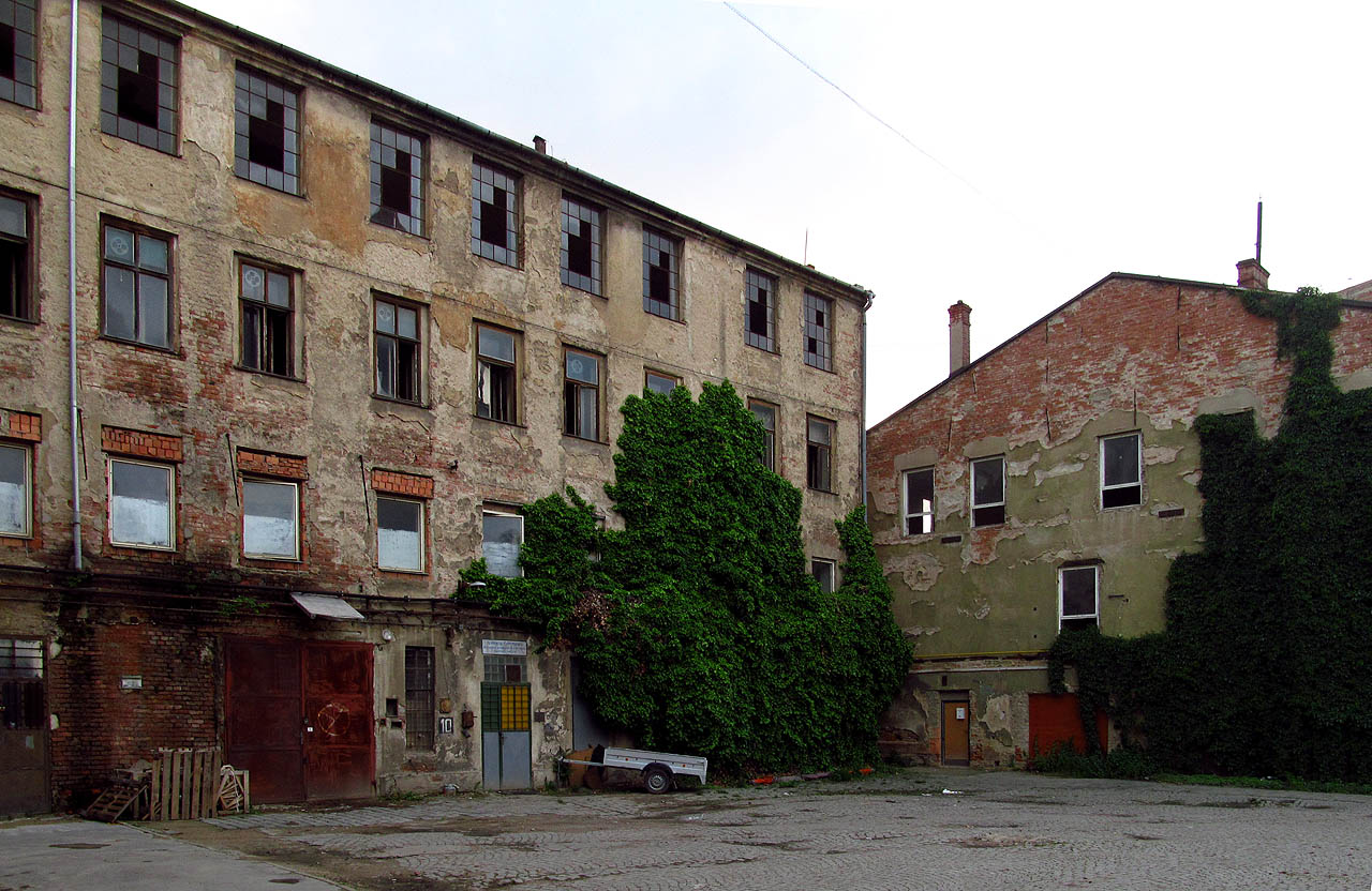 Zvláštní období mezi roky 2000 a 2016 bylo čímci mezi životem a smrtí Vlněny. Z rozbitých oken padaly kusy skla na chodce mířící do loftových bytů, zkušeben kapel obskurních hudebních žánrů, živořících firem na hraně zákona a bůh ví, řeho ještě. Zvláštní období mezi roky 2000 a 2016 bylo čímci mezi životem a smrtí Vlněny. Z rozbitých oken padaly kusy skla na chodce mířící do loftových bytů, zkušeben kapel obskurních hudebních žánrů, živořících firem na hraně zákona a bůh ví, řeho ještě.