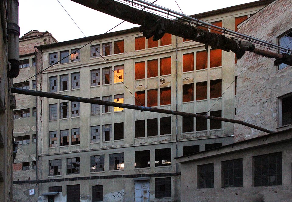 Čas tady plynul úplně jinou rychlostí než venku. Chvílemi zrychloval a chvátal kupředu, pak zase zpomalil a občas se prý úplně zastavil, nebo dokonce pozvolna začal vracet nazpátek. Čas tady plynul úplně jinou rychlostí než venku. Chvílemi zrychloval a chvátal kupředu, pak zase zpomalil a občas se prý úplně zastavil, nebo dokonce pozvolna začal vracet nazpátek.