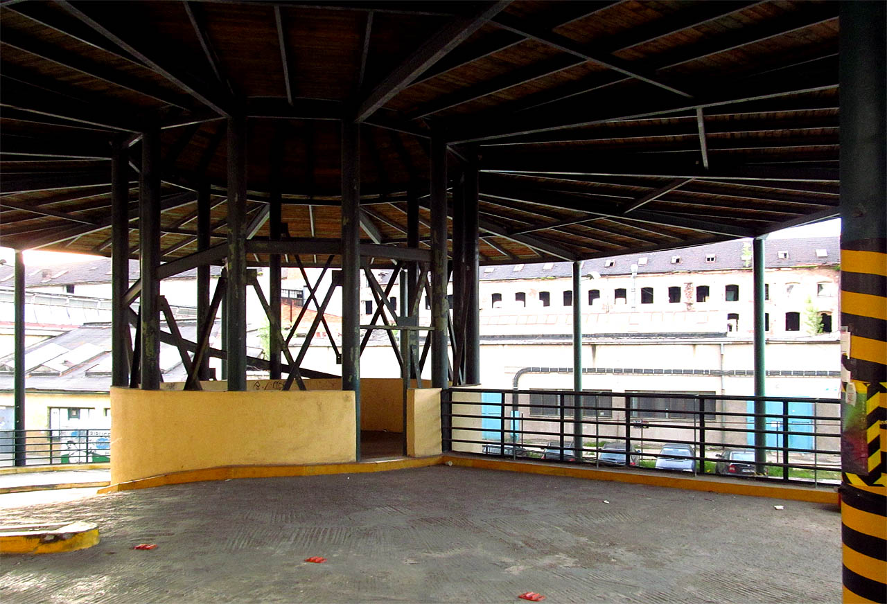 V 90. letech 20. století byly části budov na jižní straně doplněny zvláštní houbou s rozložitým kloboukem chránícím auta najíždějící do garáží a autosertvisu v 1. patře domu. V 90. letech 20. století byly části budov na jižní straně doplněny zvláštní houbou s rozložitým kloboukem chránícím auta najíždějící do garáží a autosertvisu v 1. patře domu.