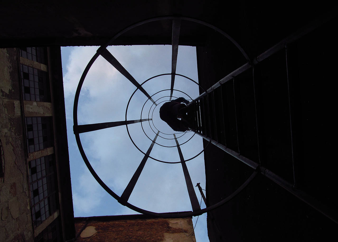 Kdo měl odvahu, mohl využít nestřežené chvíle a vyrazit na průzkum do vyšších pater. Díky spojovacím můstkům se v budovách daly strávit celé hodiny a dny. Kdo měl odvahu, mohl využít nestřežené chvíle a vyrazit na průzkum do vyšších pater. Díky spojovacím můstkům se v budovách daly strávit celé hodiny a dny.