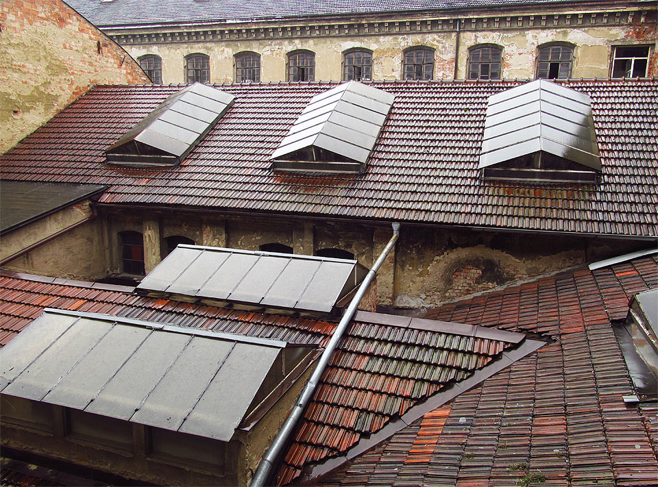 Zejména když déšť omýval stoleté střechy a stříšky továrních nádvoří, nebylo nutné vycházet z budov. Vždycky se našla nějaká cesta dál - probouraná zeď, sklep, most nebo lávka. Zejména když déšť omýval stoleté střechy a stříšky továrních nádvoří, nebylo nutné vycházet z budov. Vždycky se našla nějaká cesta dál - probouraná zeď, sklep, most nebo lávka.