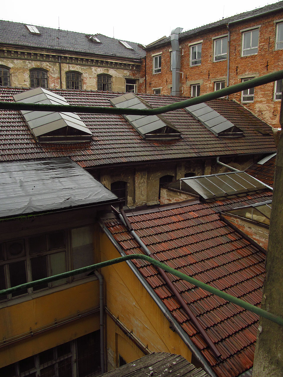 Už asi nikdy nezjistíme, k čemu sloužil miniaturní dřevěný balkónek pro jednoho člověka, ze kterého bylo možné od západu nahlédnout do spleti střech nakupených hmot výrobních budov. Už asi nikdy nezjistíme, k čemu sloužil miniaturní dřevěný balkónek pro jednoho člověka, ze kterého bylo možné od západu nahlédnout do spleti střech nakupených hmot výrobních budov.