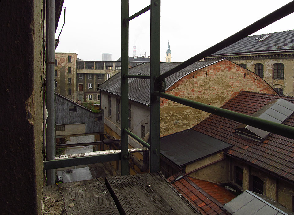 Také odsud vedly po žebříku cesty nahoru a dolů do dalších úrovní. Jako ve zběsilé počítačové hře - pohyb je zde možný ve všech dimenzích. Také odsud vedly po žebříku cesty nahoru a dolů do dalších úrovní. Jako ve zběsilé počítačové hře - pohyb je zde možný ve všech dimenzích.